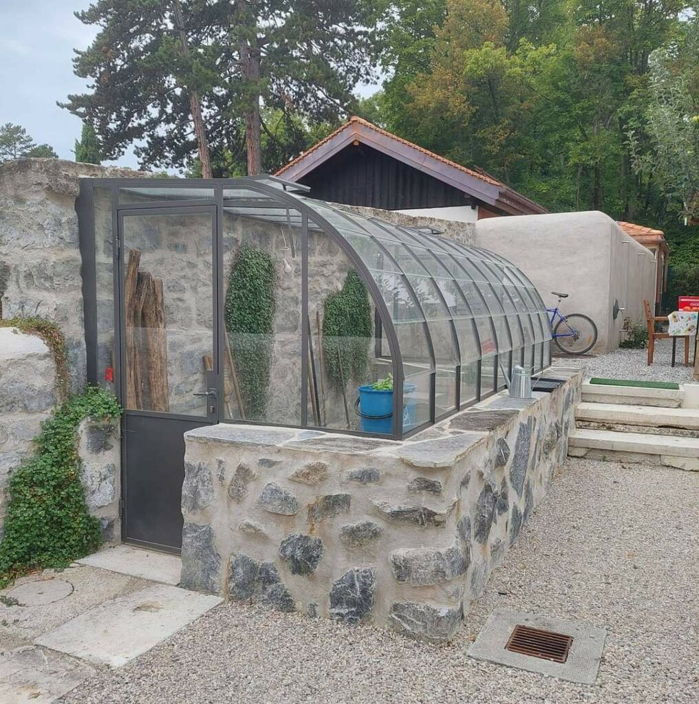 Création complète d'une serre avec du fer forgé et des vitres arrondies