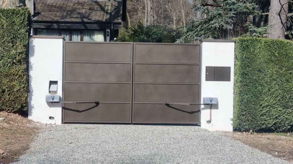 Mise en place d'un portail à doubles battants en aluminium avec une ouverture automatique