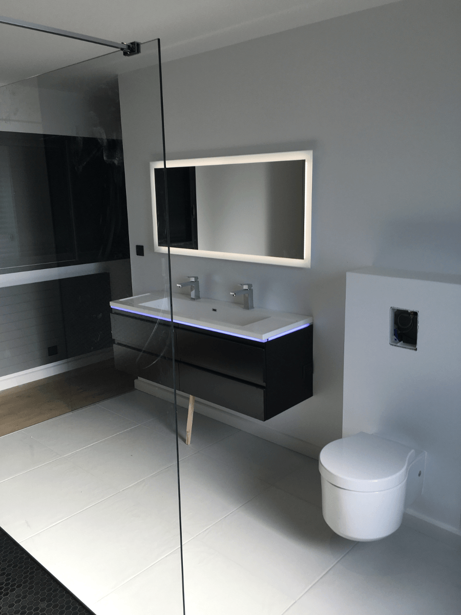 Salle de bain de style moderne noire, blanche et grise