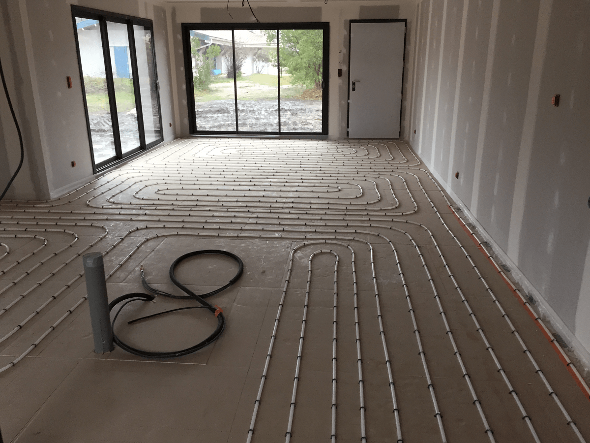 Pose de plancher chaffant dans pièce à vivre 