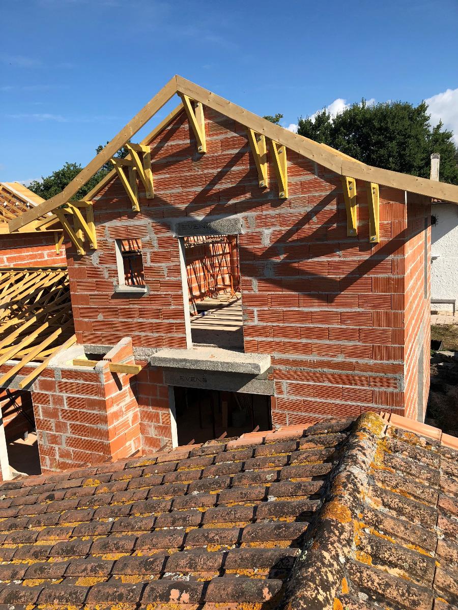 Maison en brique en cours de construction avec plusieurs étages