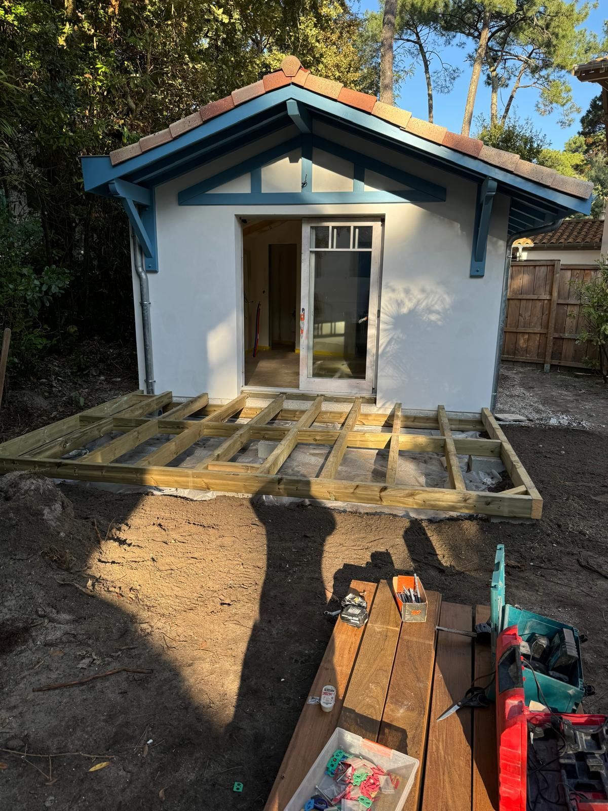 Structure en bois pour terrasse en construction avec baie vitrée ouverte