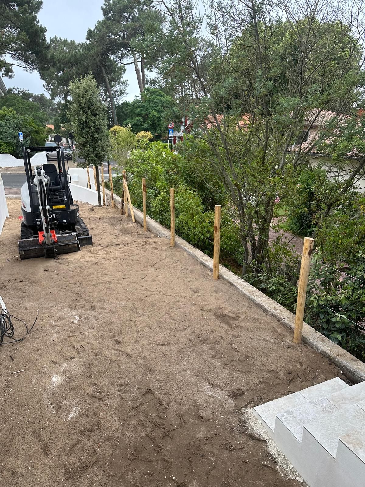 Travaux de terrassement d'une allée de maison