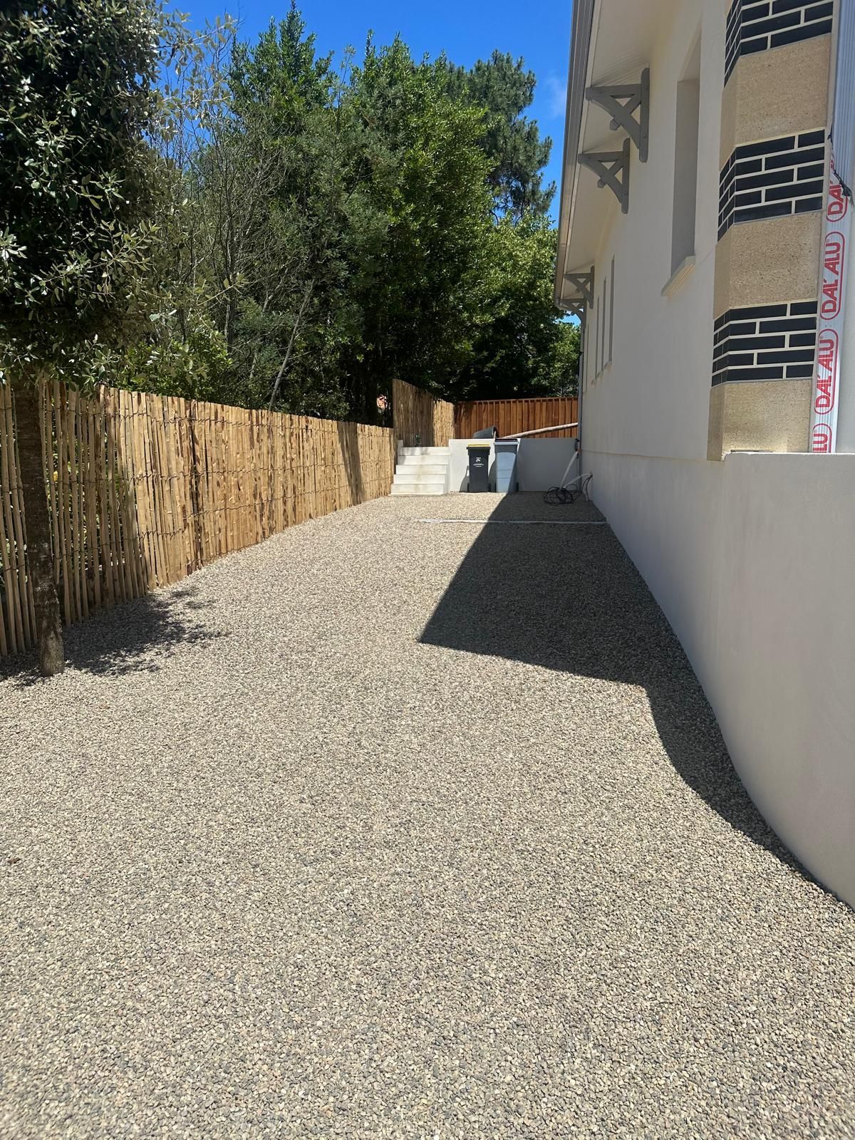 Graviers à côté d'une maison