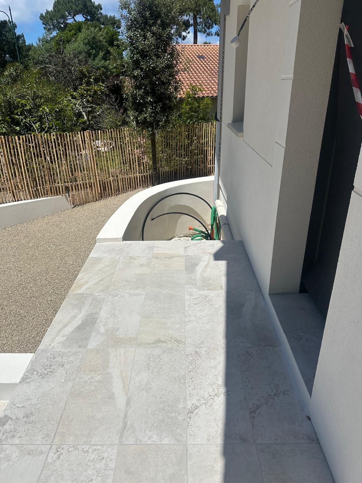 Entrée d'une maison avec carrelage et cable electrique en cours de travaux