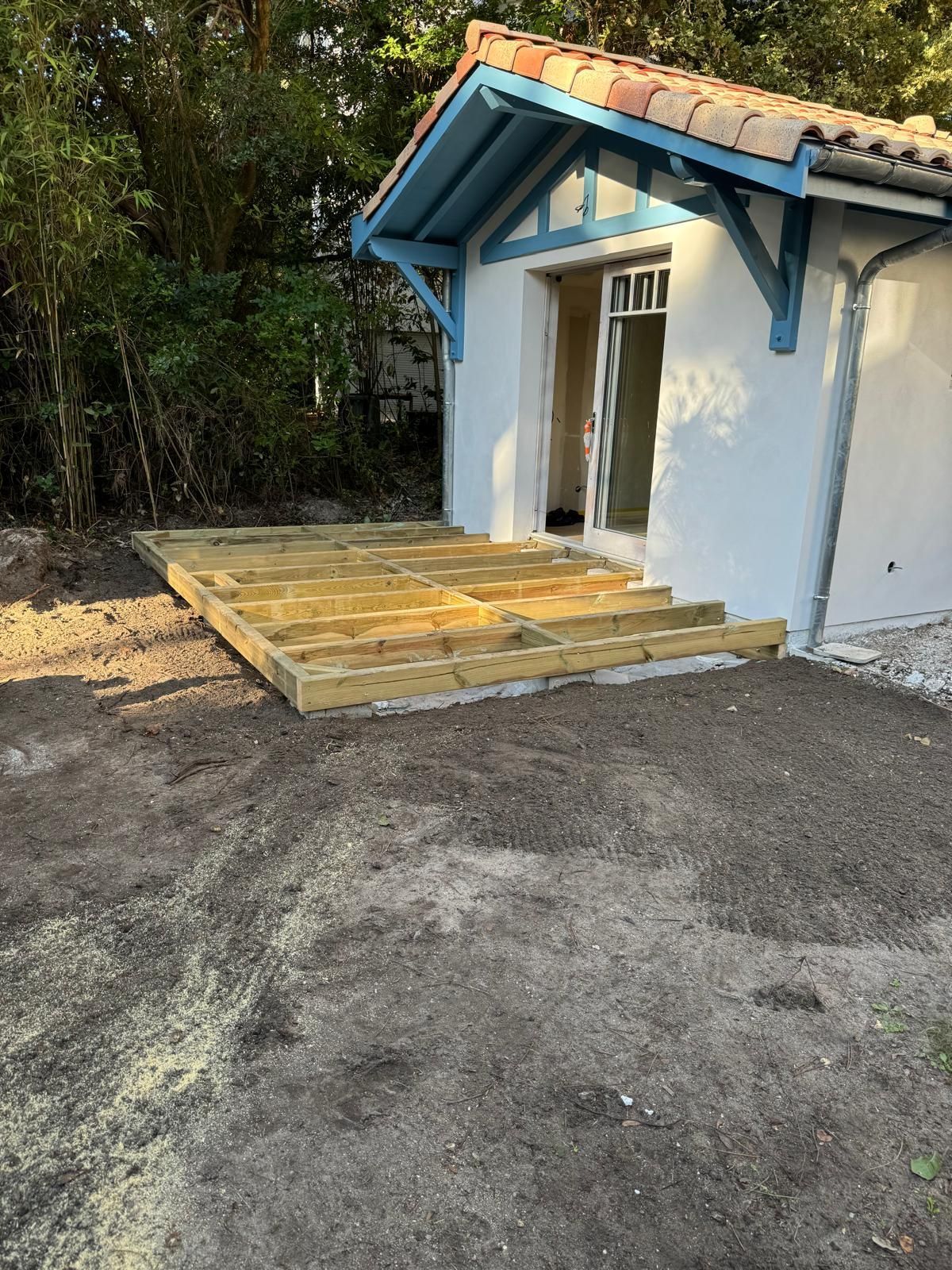 Travaux de construction d'une structure en bois pour terrasse