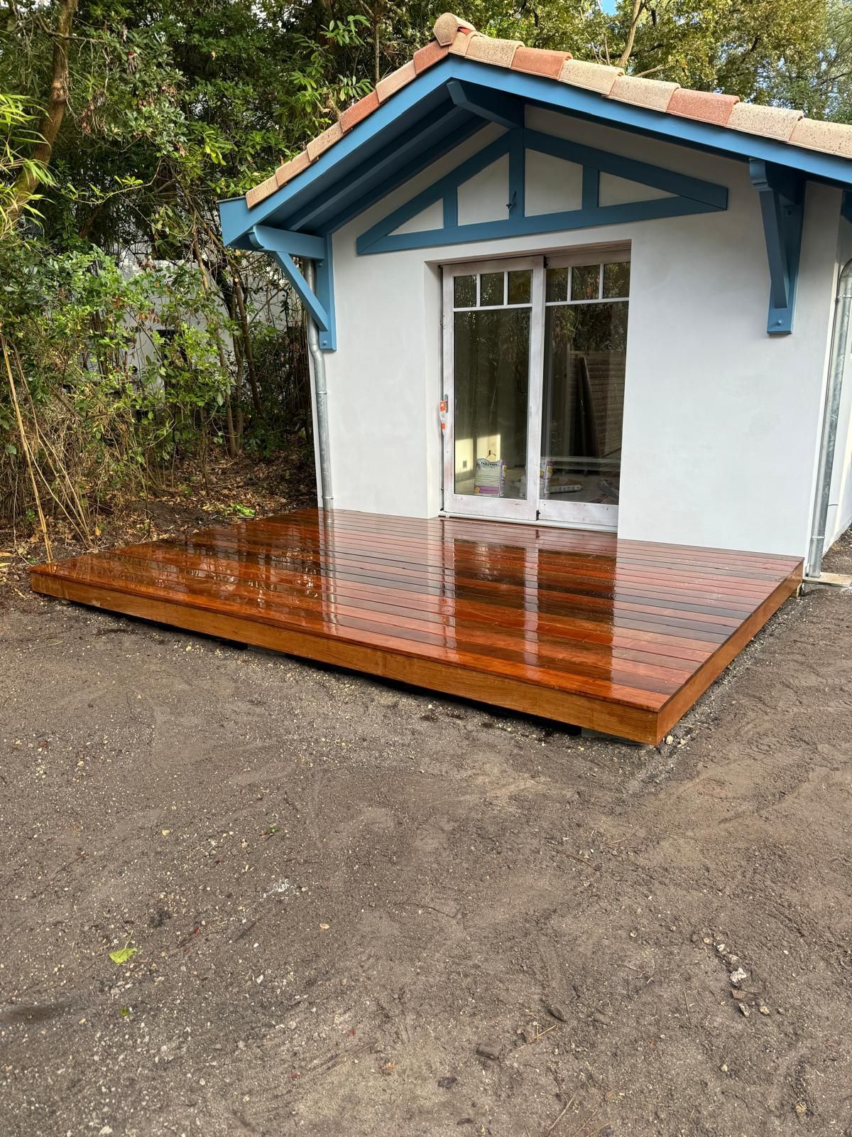 Petite terrasse en bois avec baie vitrée