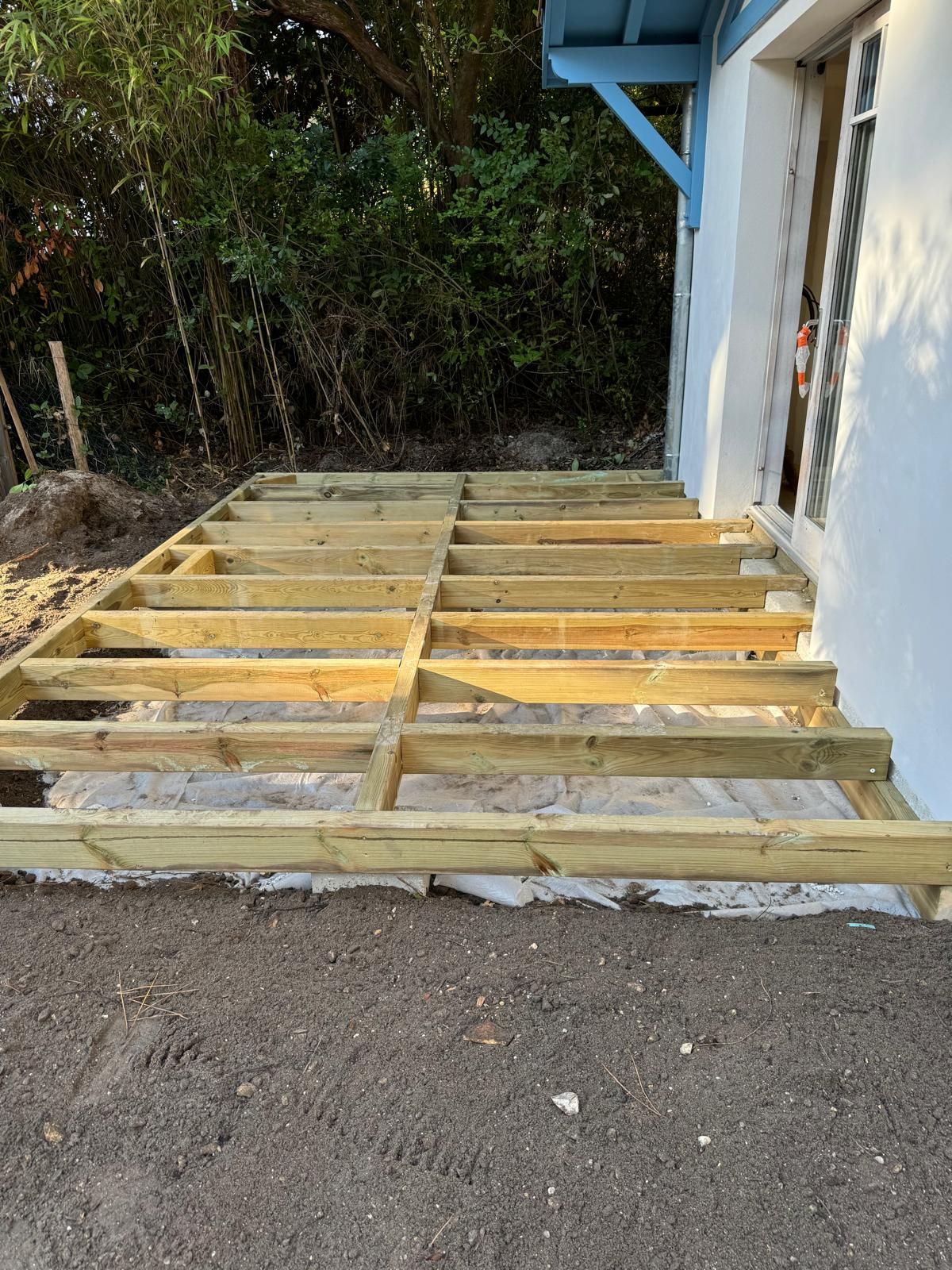 Construction d'une structure en bois pour une terrasse 