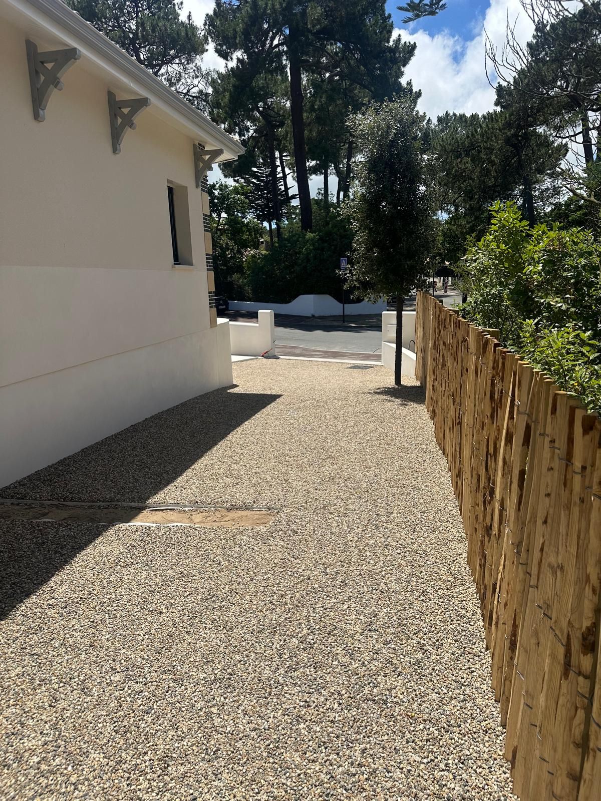 Allée en graviers sur le côté d'une maison