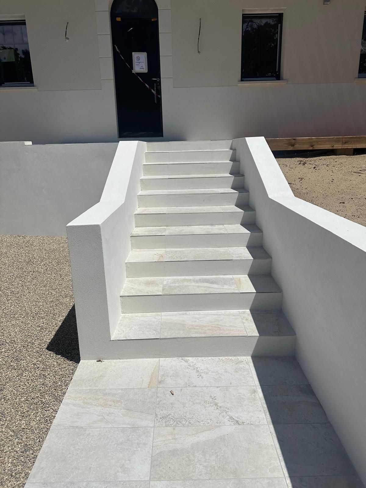 Photo rapprochée d'un escalier en béton blanc 