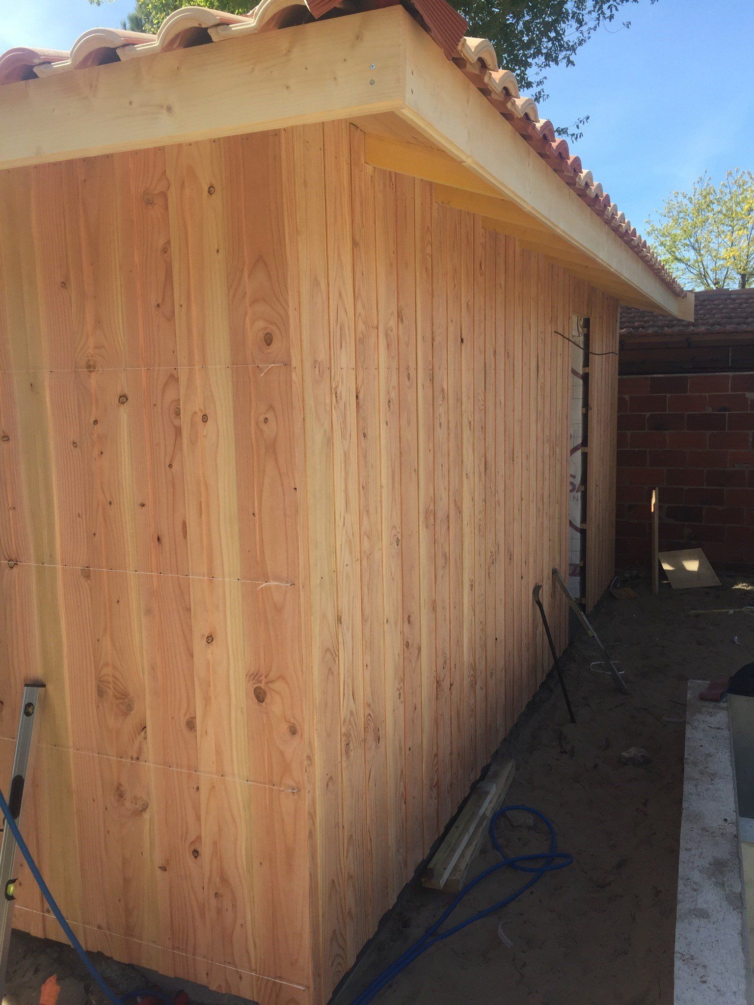 Bardage en bois autour d'une pièce 