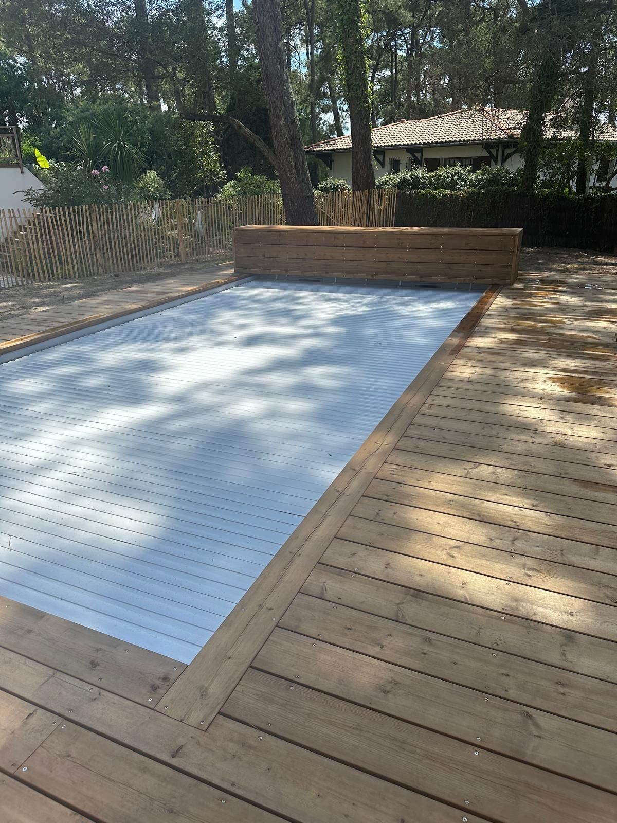 Piscine fermée avec terrasse bardée