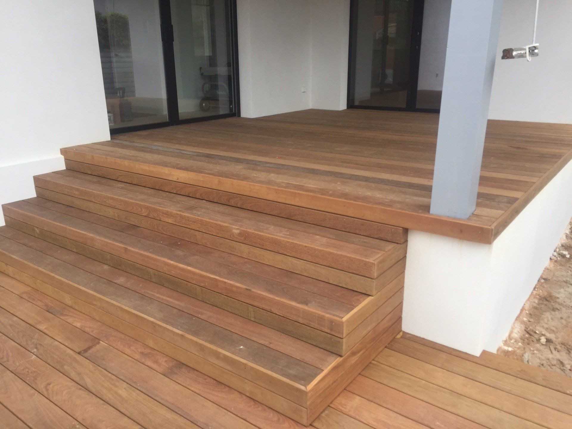 Une partie de la terasse en bois