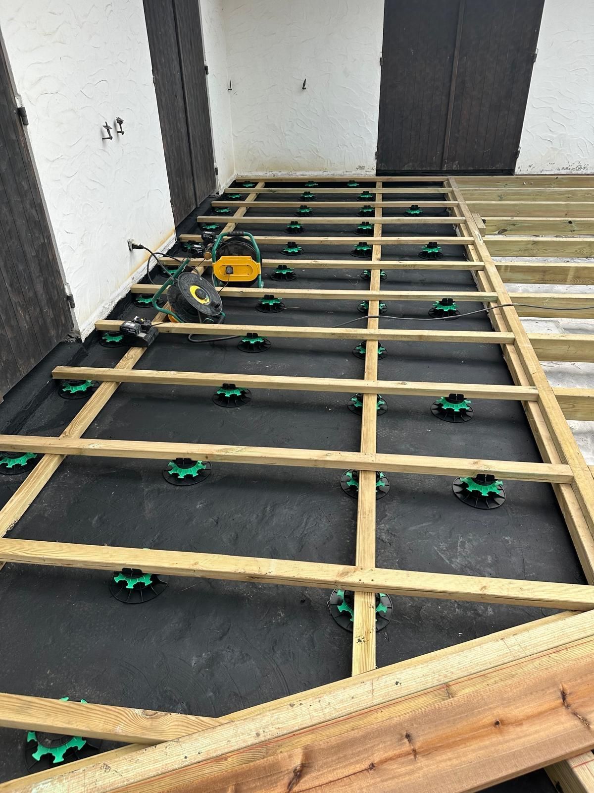 Réalisation d'une terrasse extérieure avec isolant encore apparent