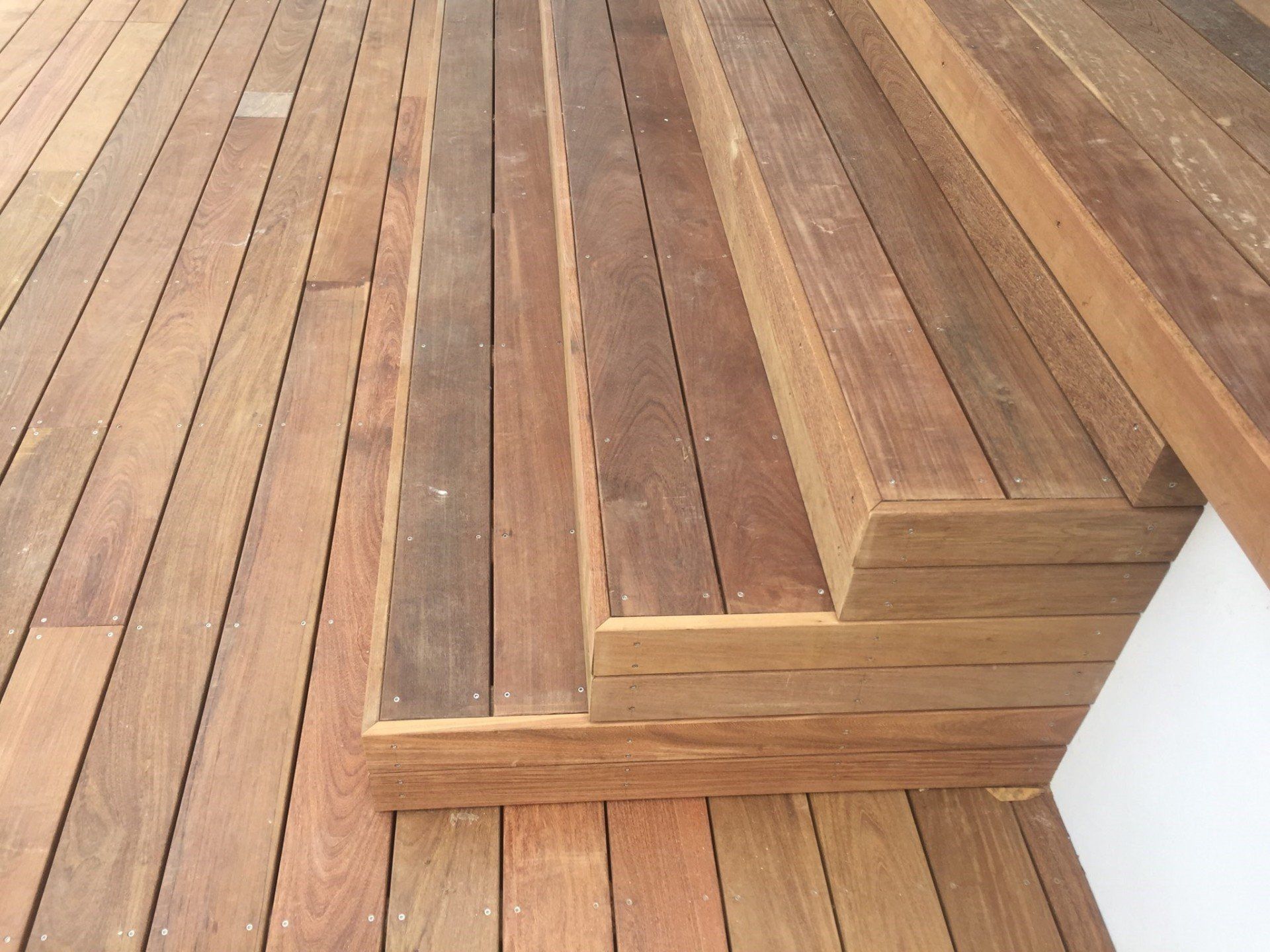 Terrasse en bois avec escalier en bois intégré