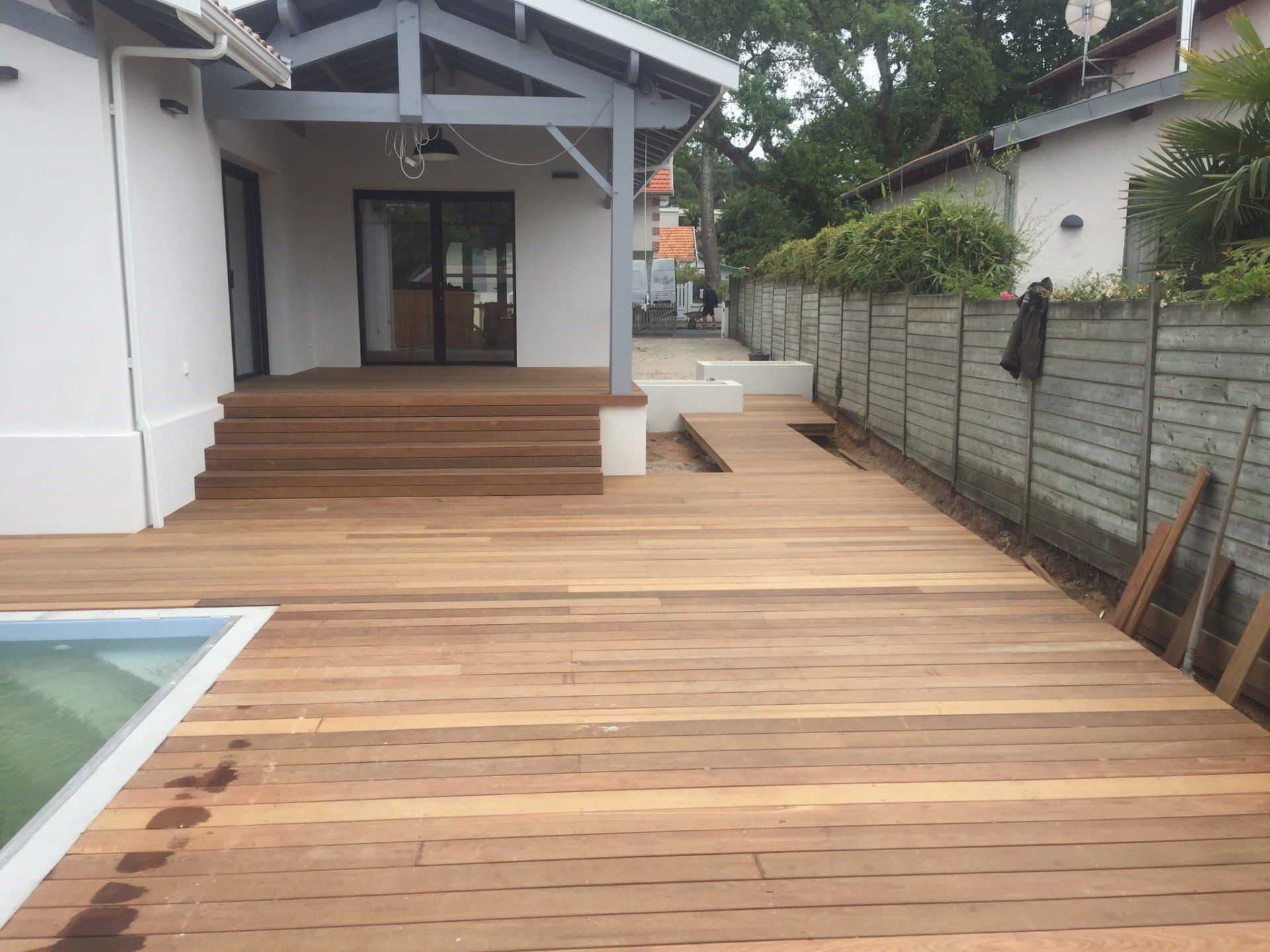 Terrasse en bois avec piscine