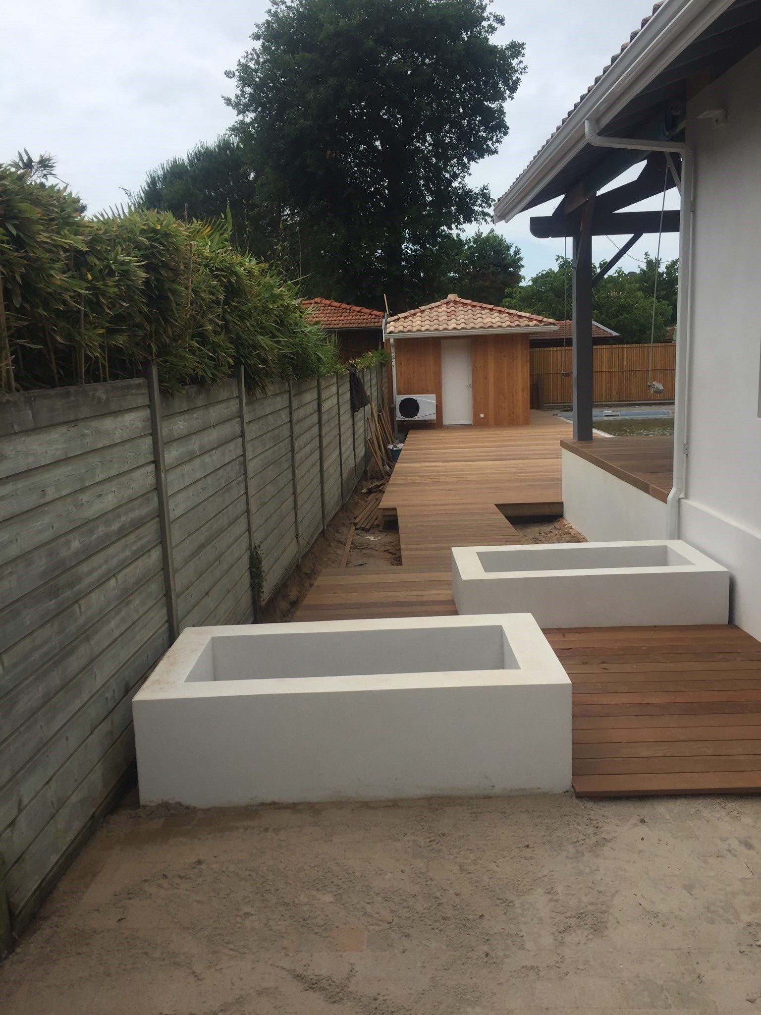 Terrasse en bois avec petits bassins blancs