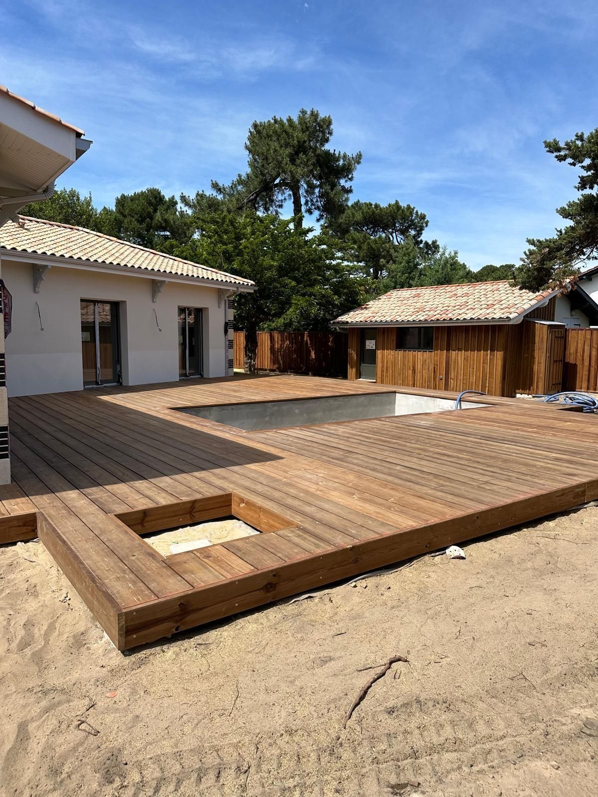 Bardage réalisé autour d'une piscine avec un petit bassin