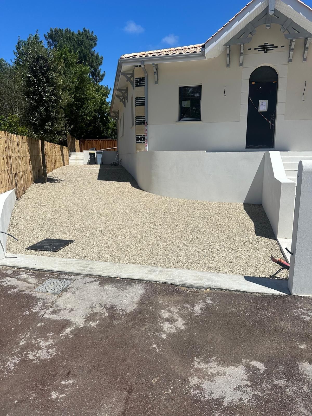 Allée en graviers blancs 