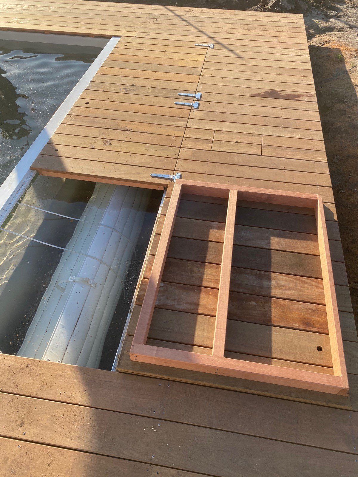 Bardage autour du rideau de la piscine