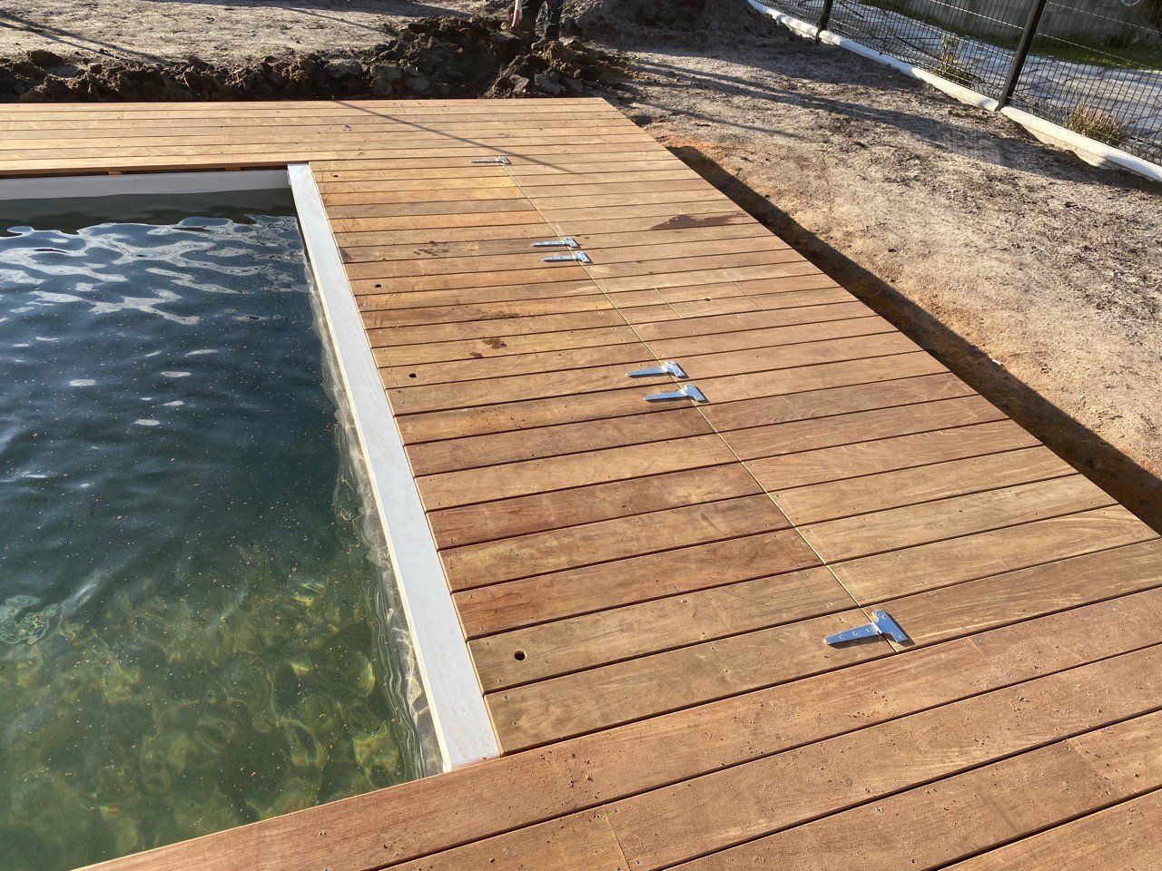 Bardage autour d'une piscine