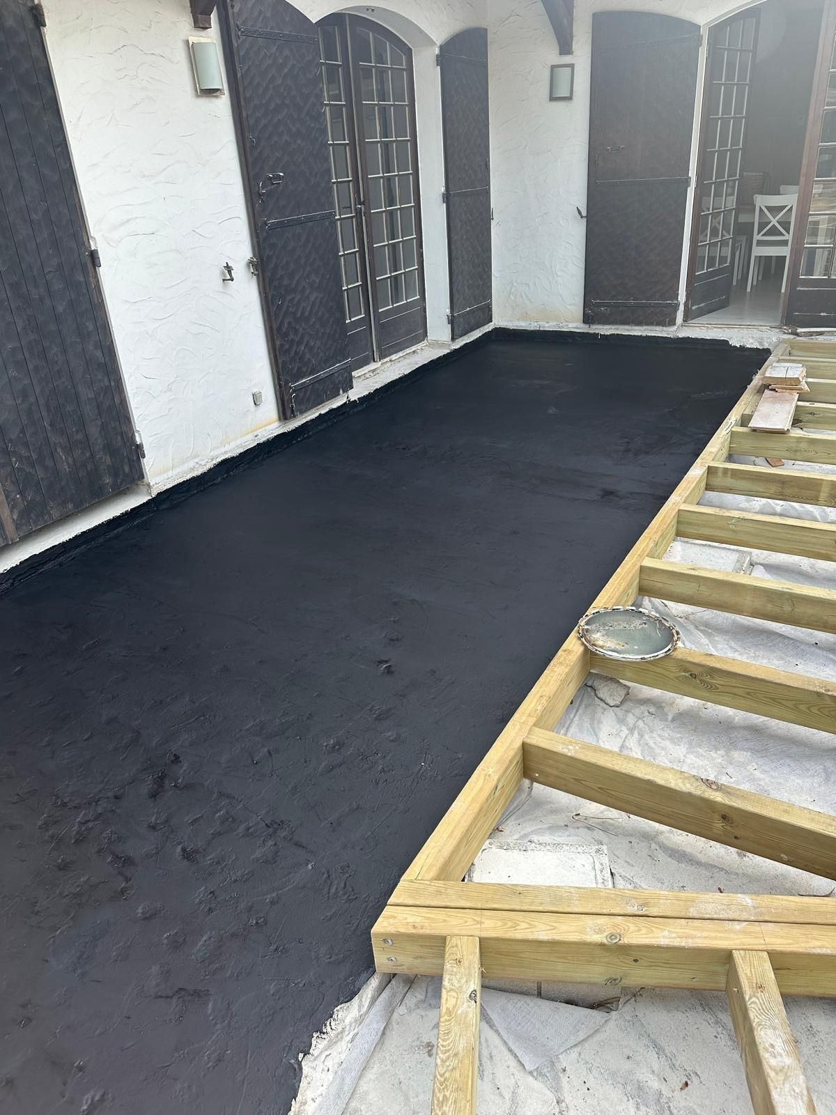 Vue de l'isolant d'un plancher extérieur en cours de réalisation 