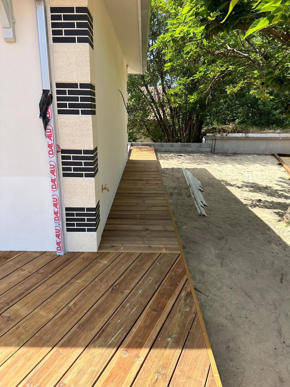 Coin de mur blanc stylisé avec bardage en bois autour du mur 