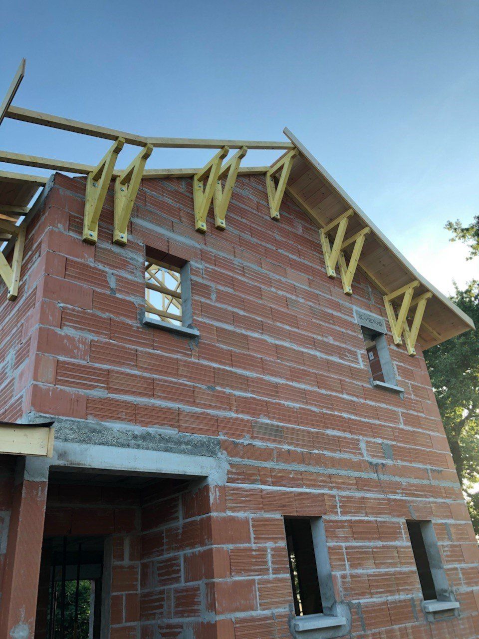 Maçonnerie en cours de construction