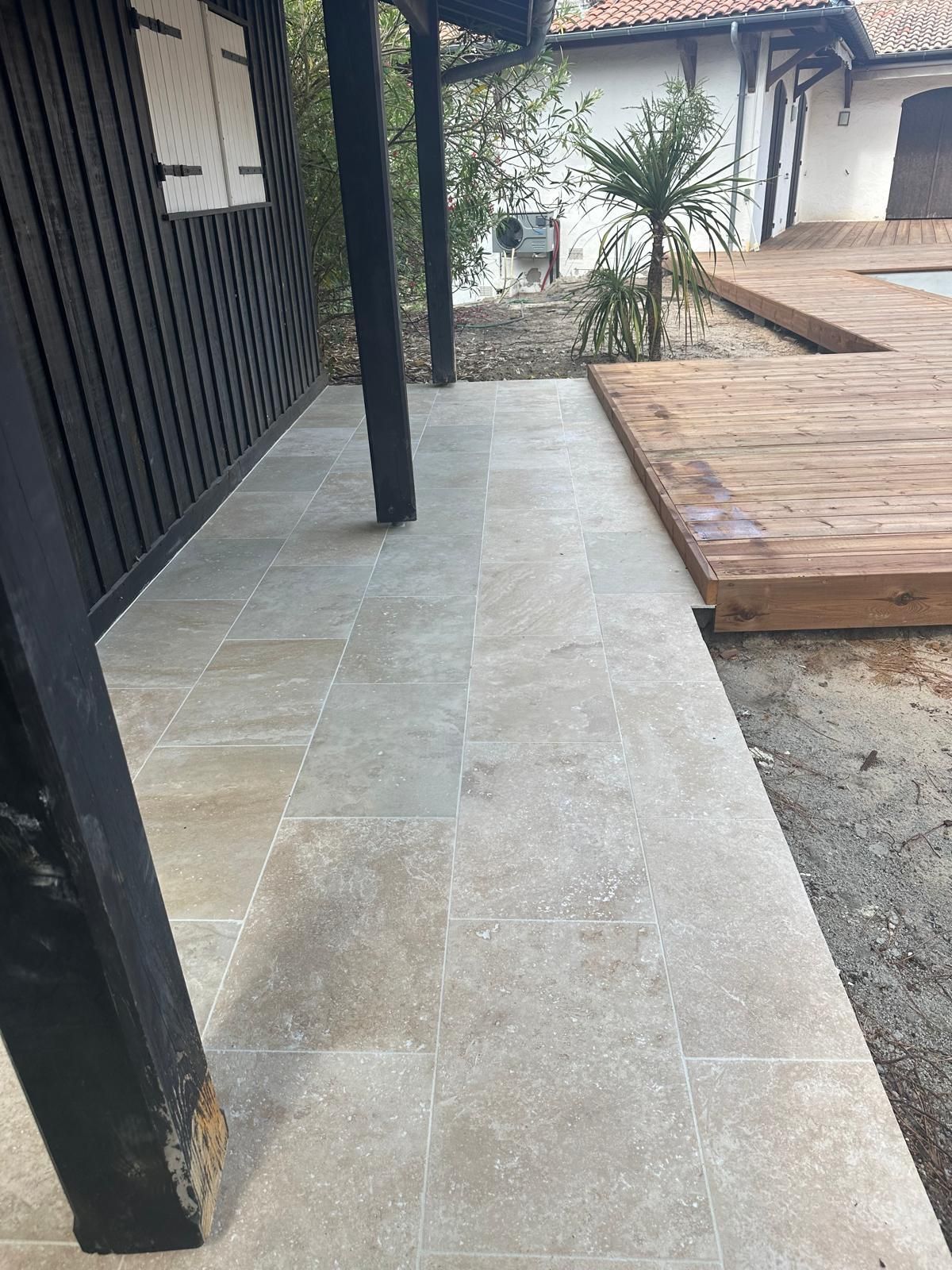 Élément d'une terrasse en cours de construction 