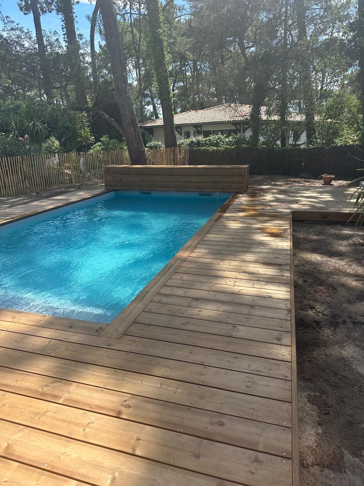 Vue de la fin d'un chantier de construction d'une piscine avec bardage autour