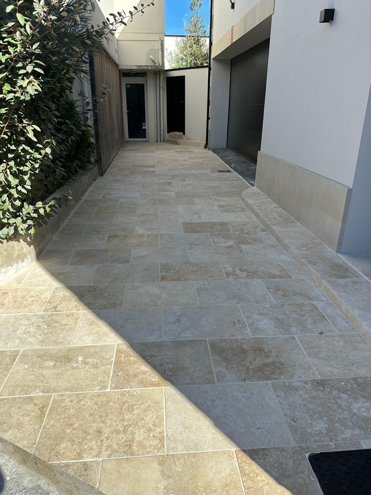 Vue d'une terrasse en pierres claires et dégardées