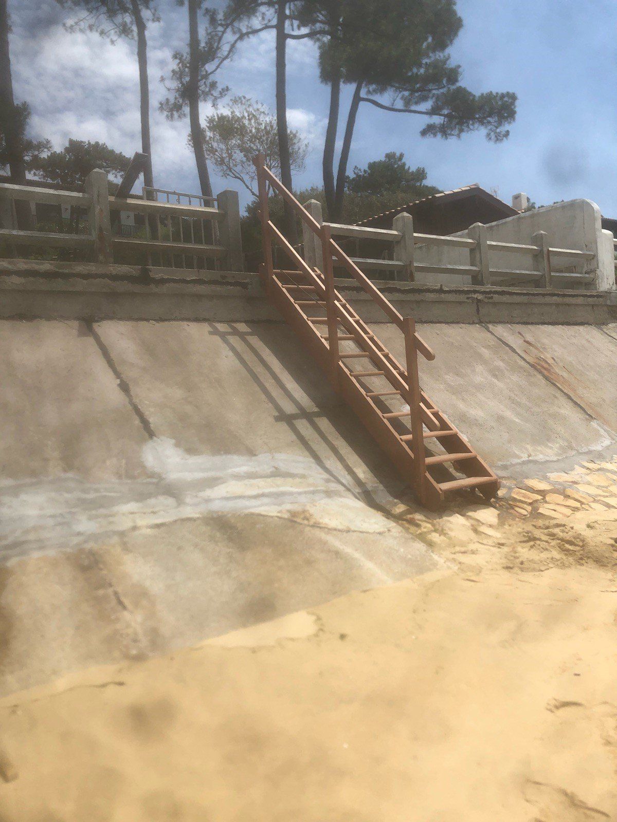 Escalier en bois nouvellement installé 
