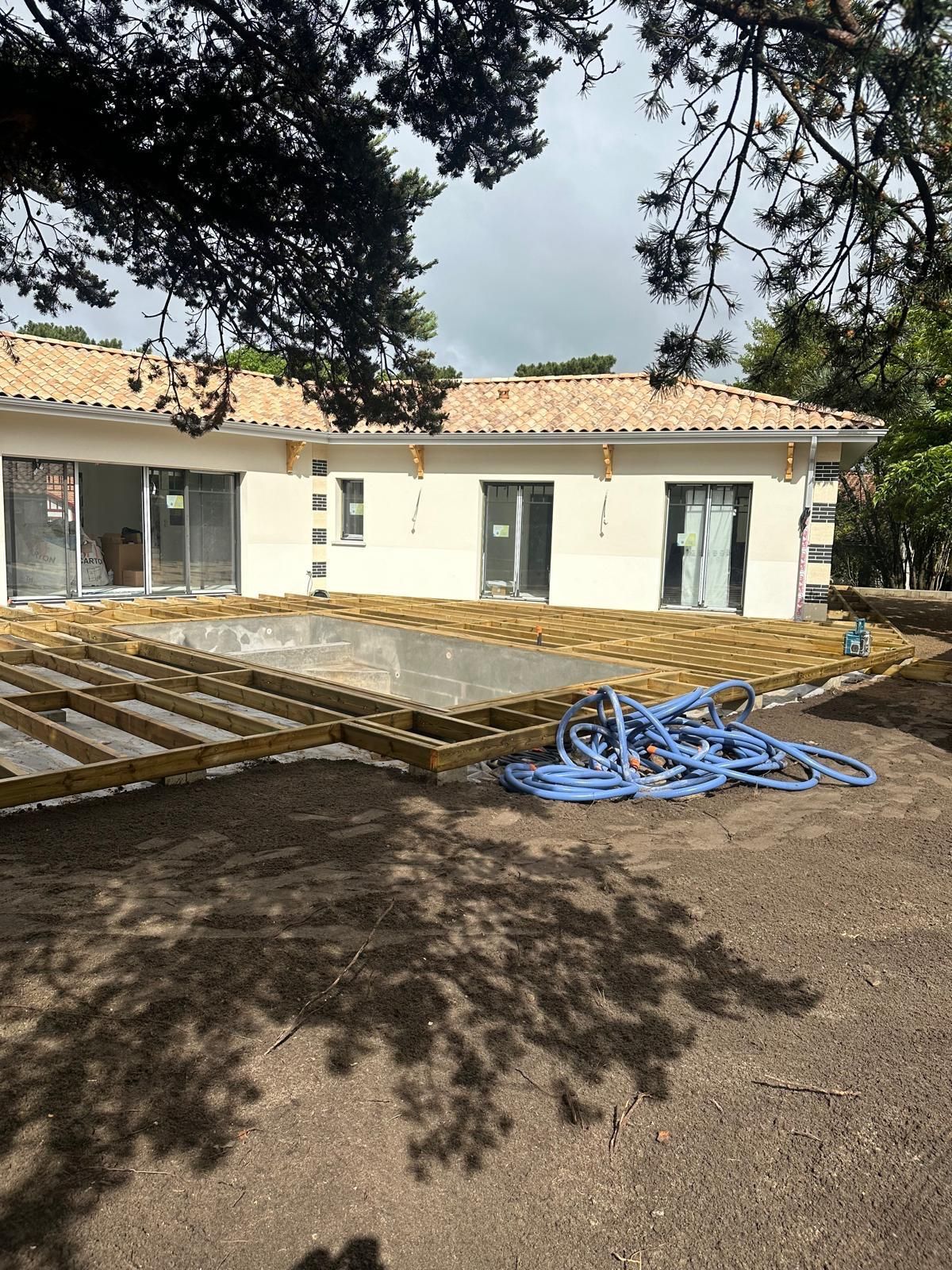 Préparation de la terrasse autour de la piscine