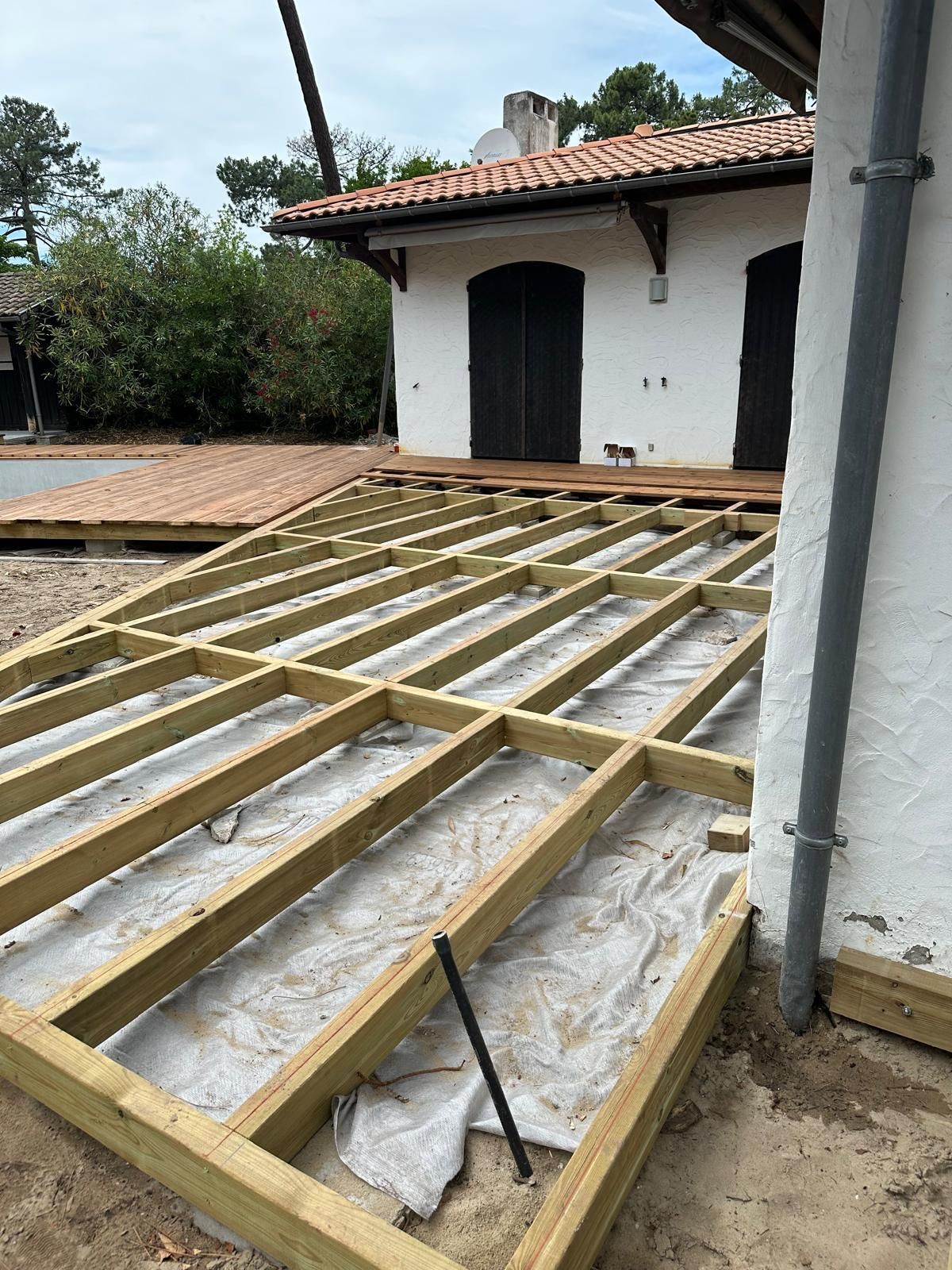 Extension de la terrasse sur le bord de la maison