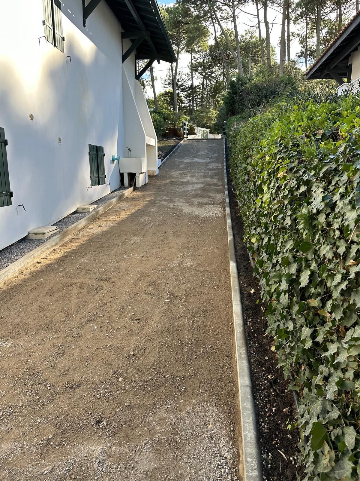 Chemin réalisé par VD Construction entouré d'une haie