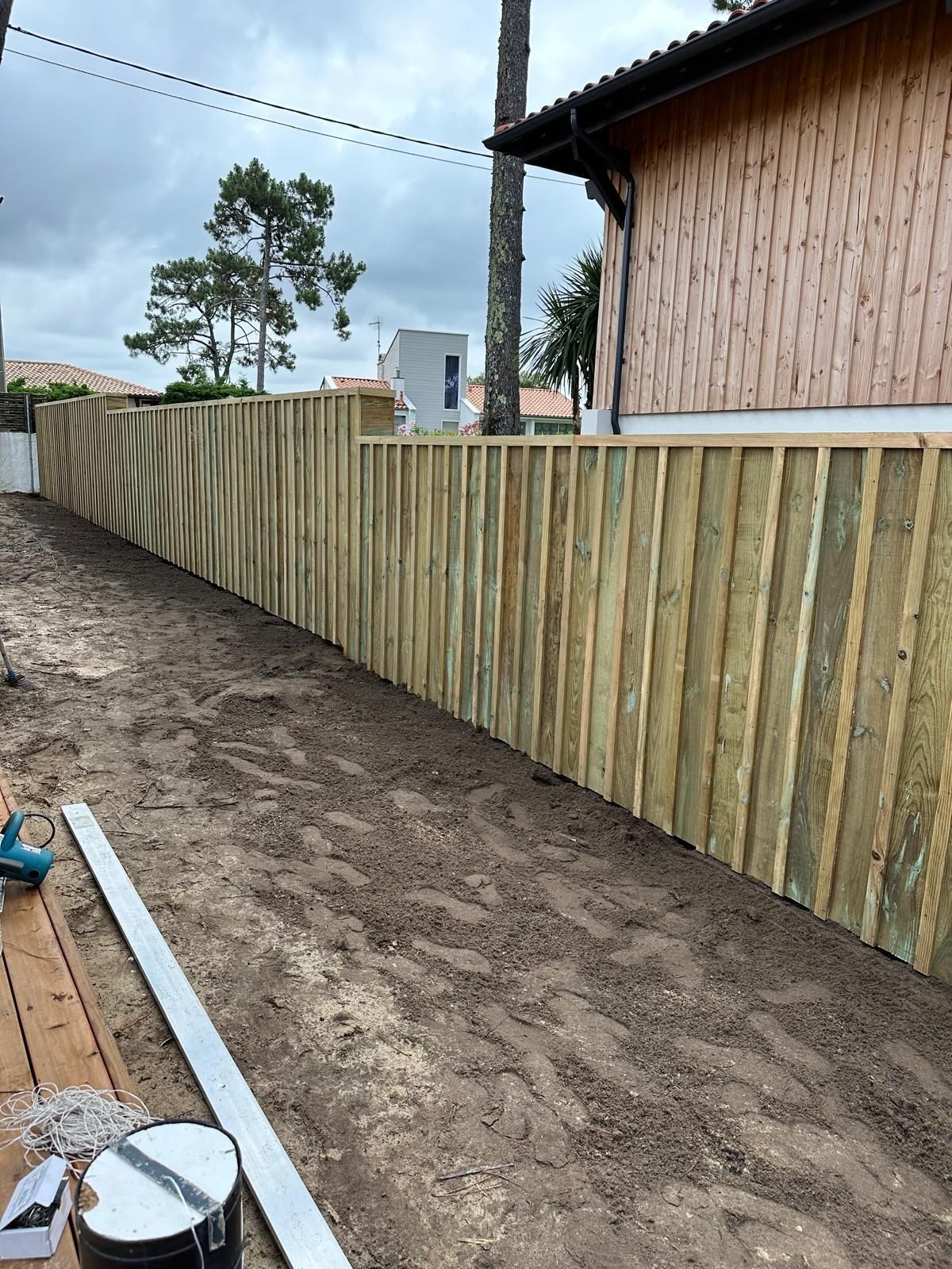 Clôture en bois à côté d'un chemin 