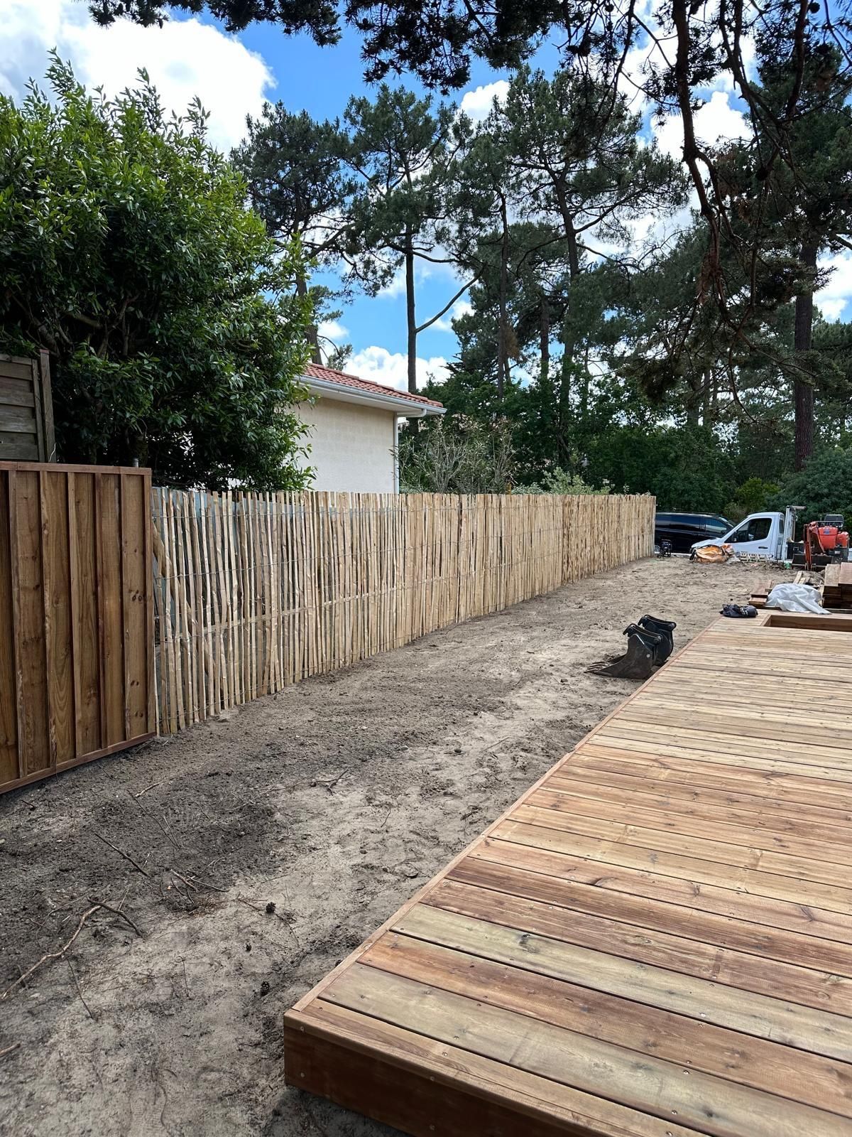 Barrière en bois avec chemin et terrasse bardée de bois