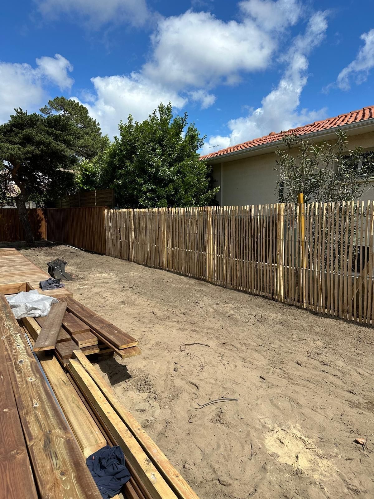 Clôture de bois devant un chemin en cours d'élaboration