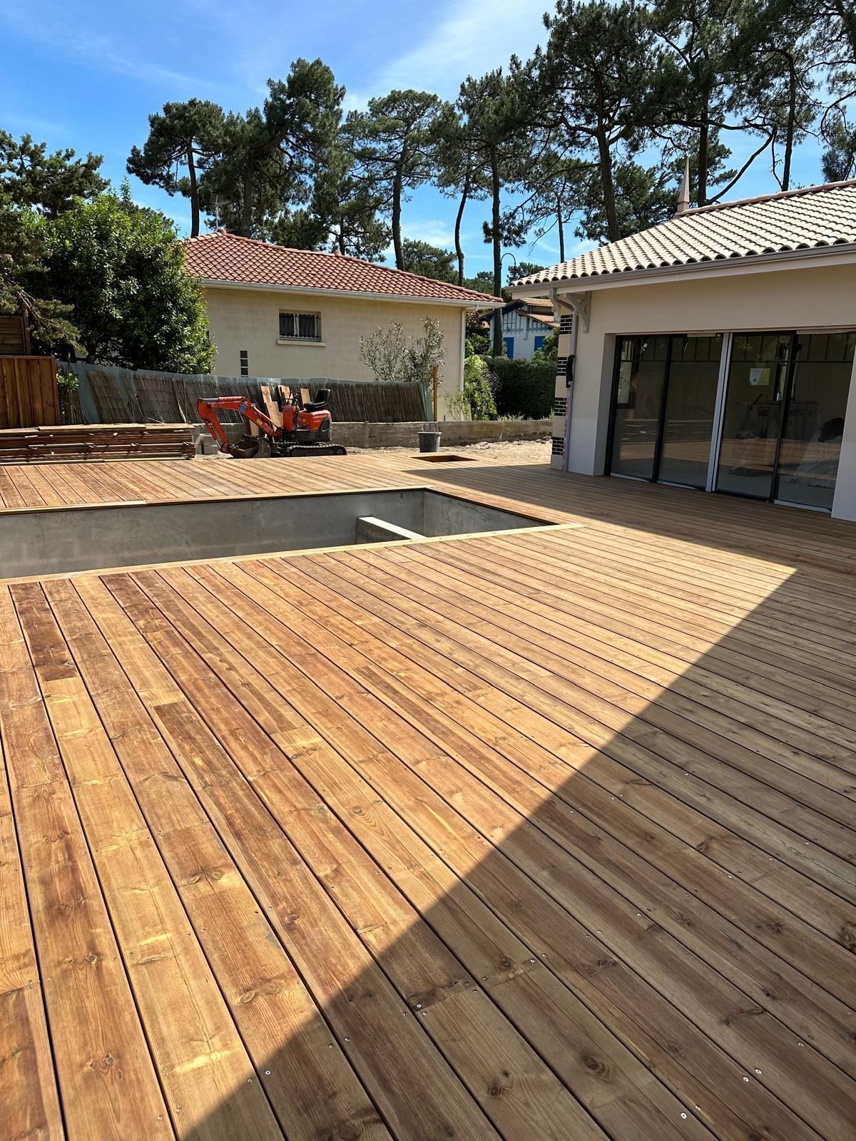 Terrasse bardée avec psicine par un beau jour de mai