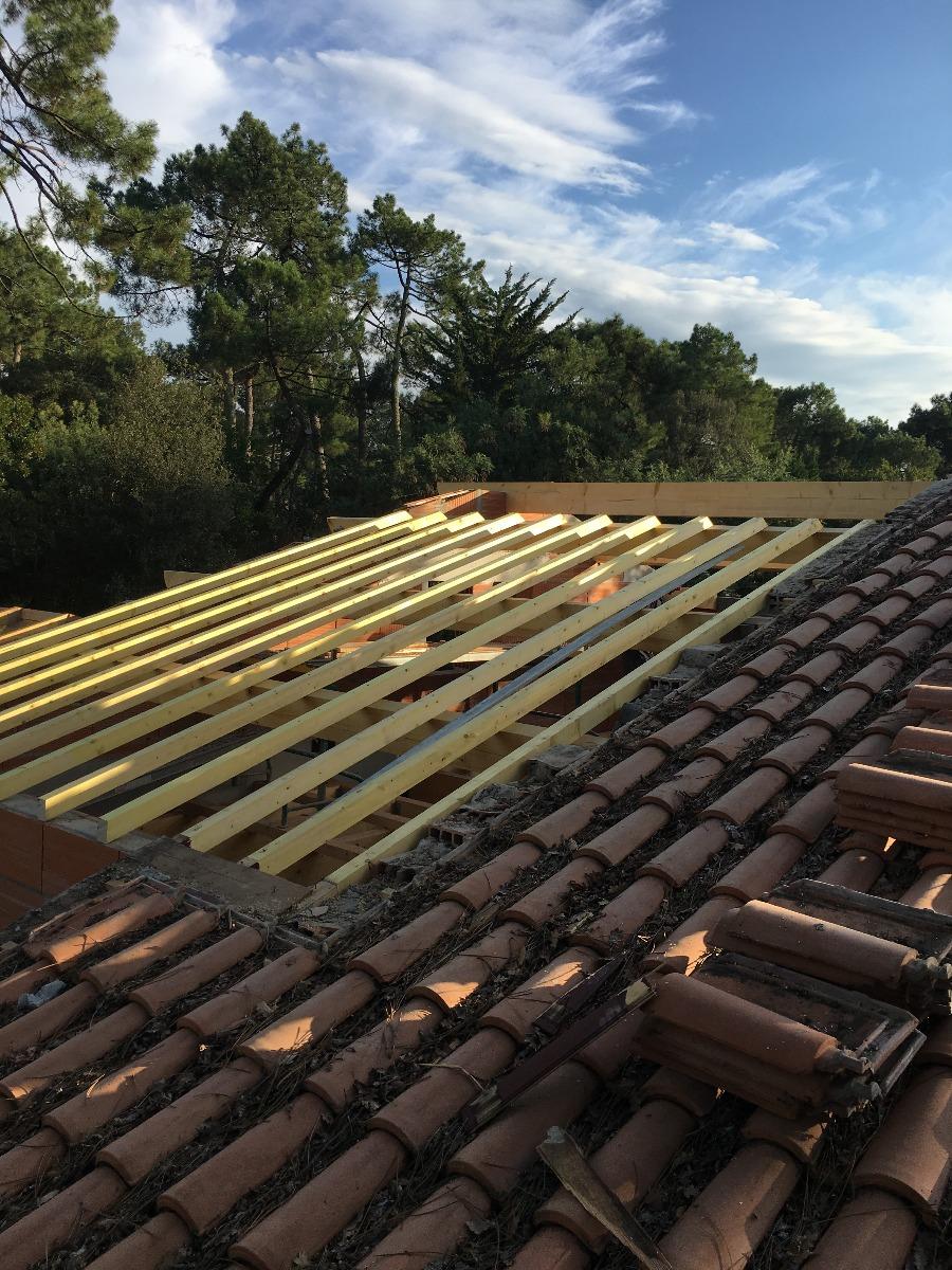 Charpente de toit en tuile en cours de rénovation 