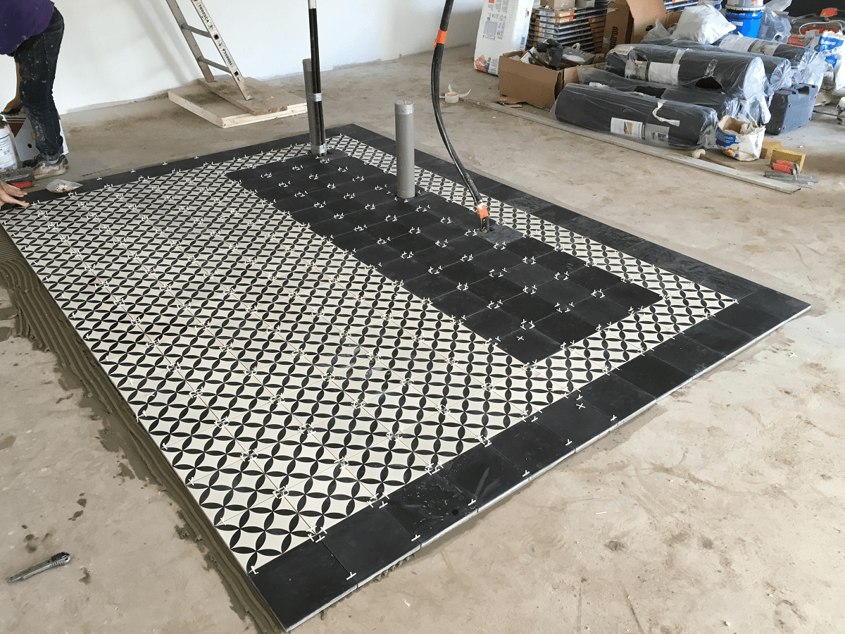 Pose de carrelage noir et blanc en mosaïque