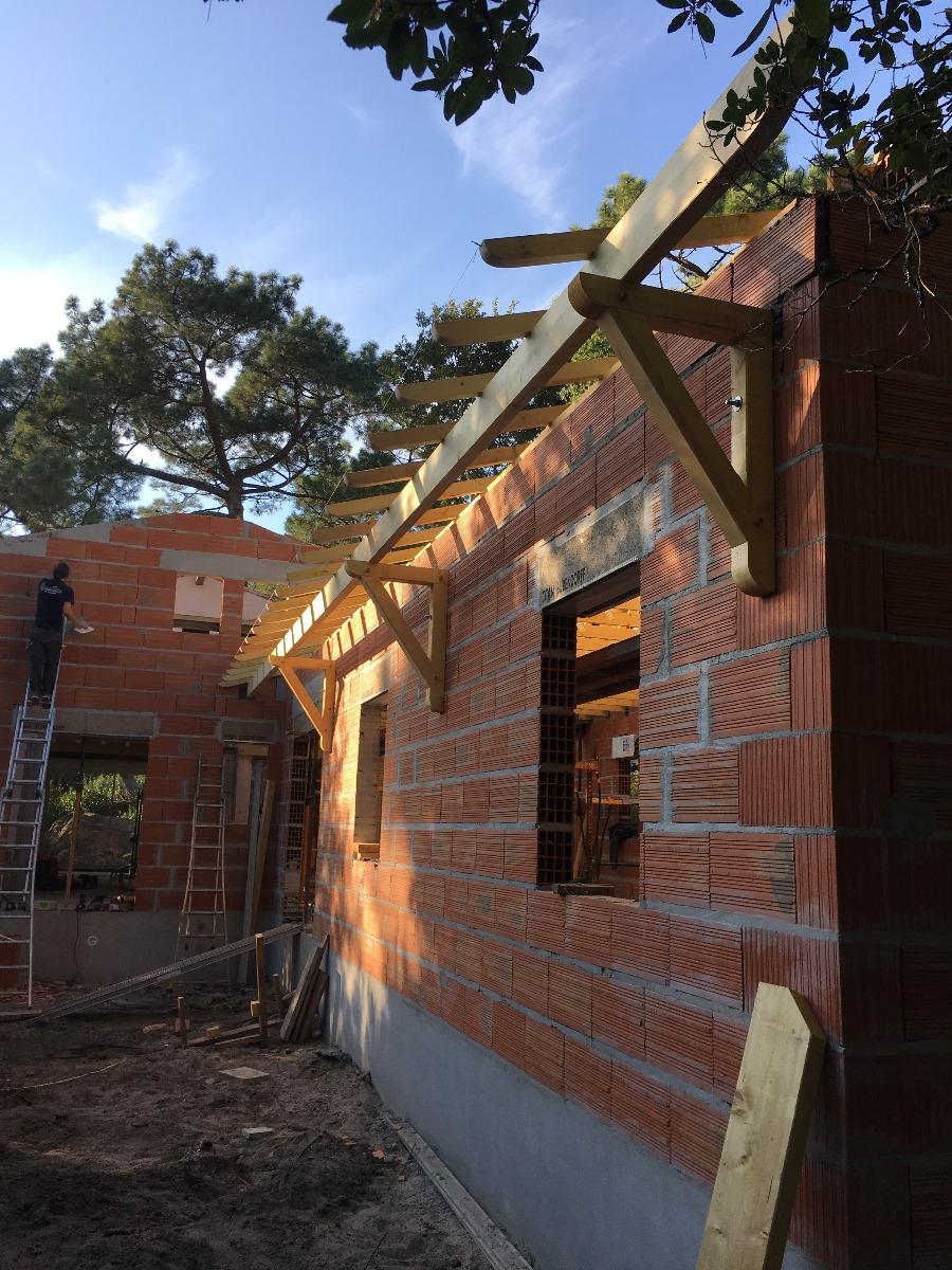 Maison en brique en cours de construction avec pièces de menuiseries 