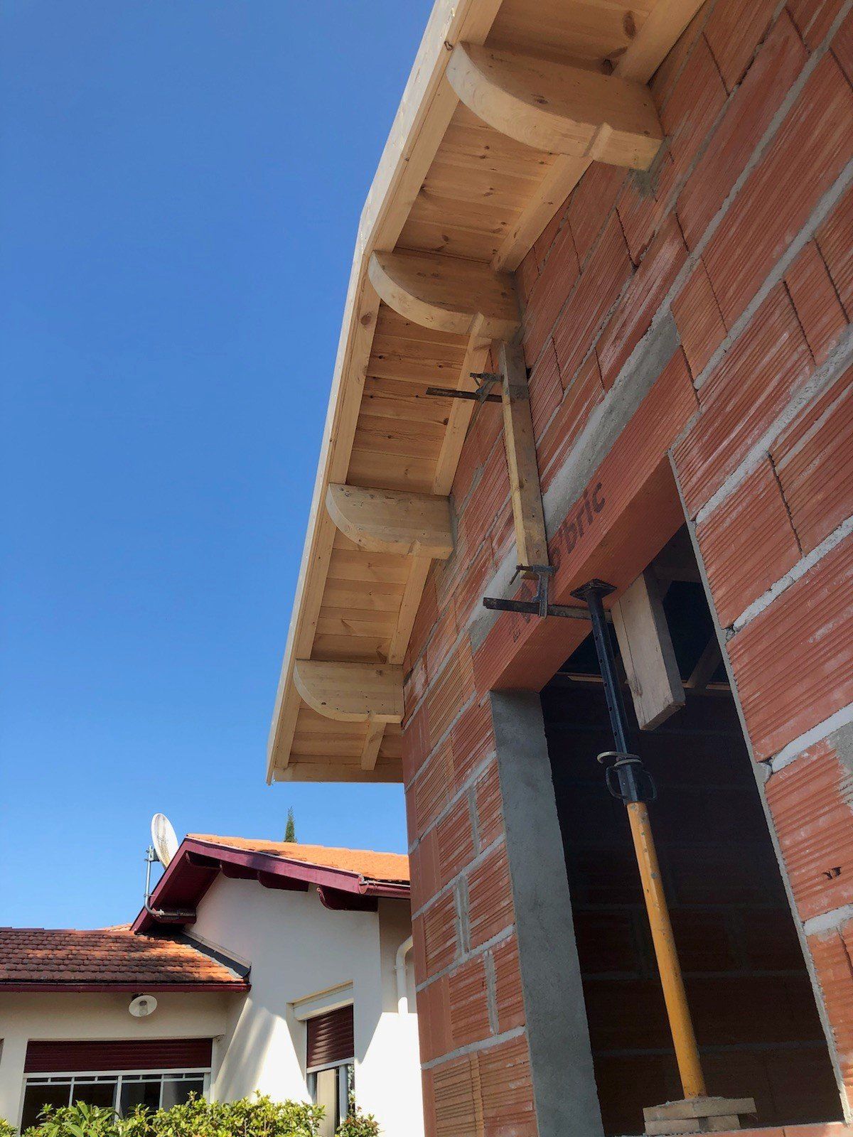 Maison en cours d'édification avec pièce de toit 