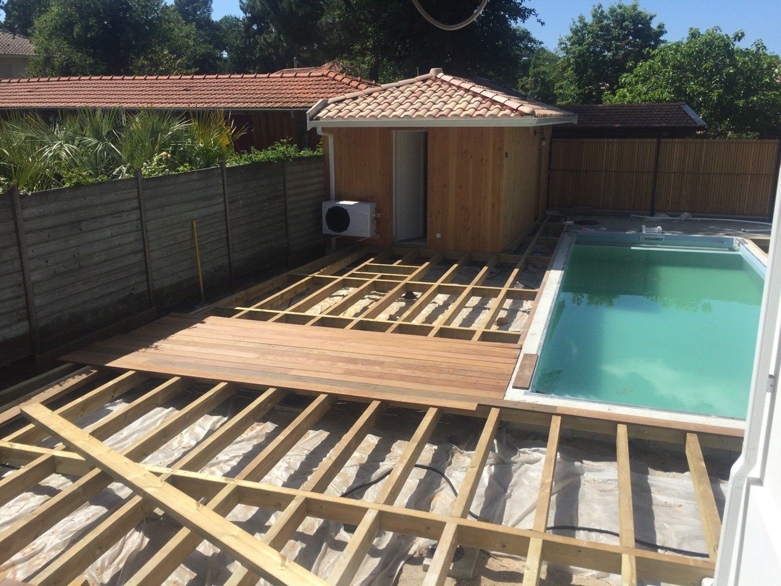 Plancher en bois autour d'une piscine en cours de construction 
