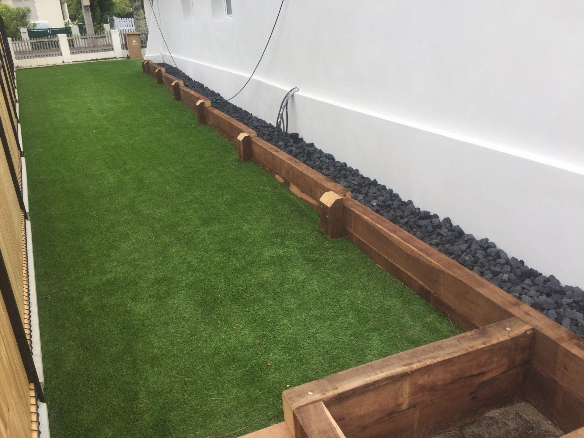 Pelouse délimitée par des poutres