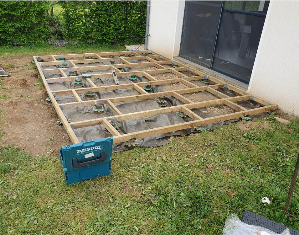 Terrasse en bois en cours de construction