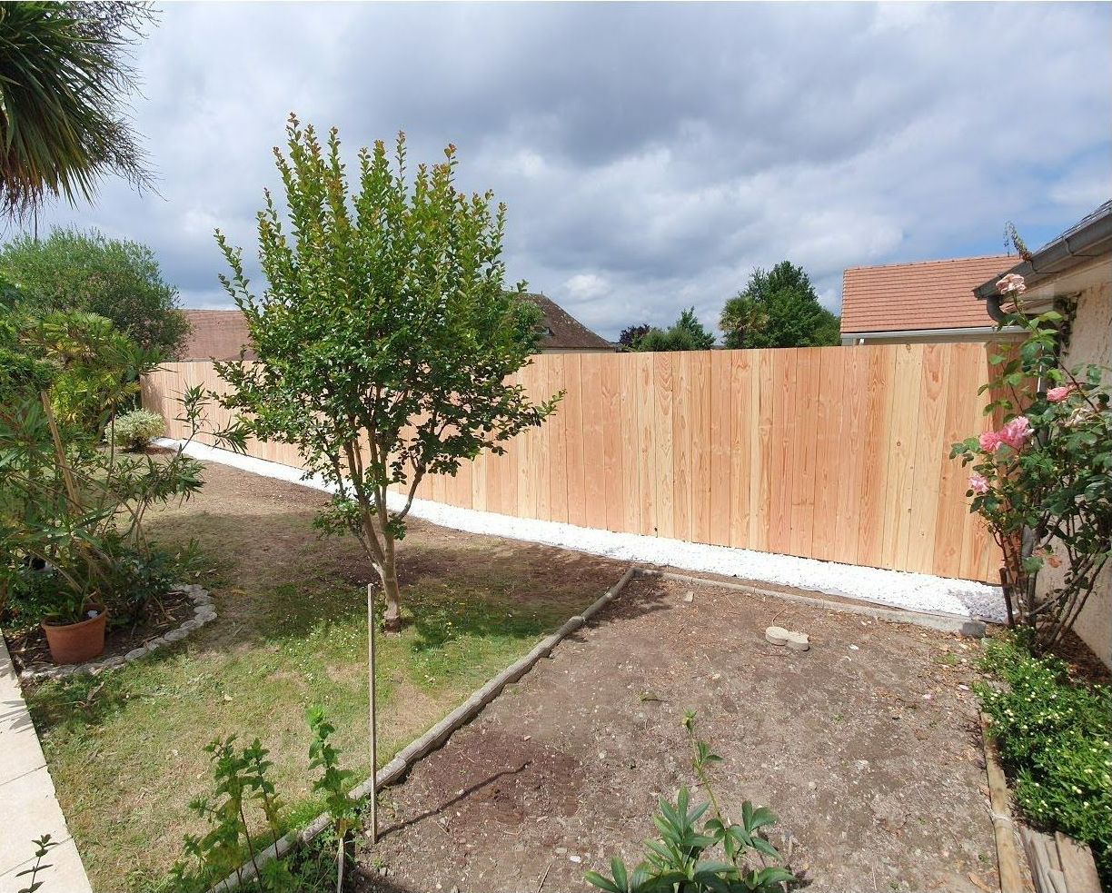 Jardin aménagé avec clôture en bois