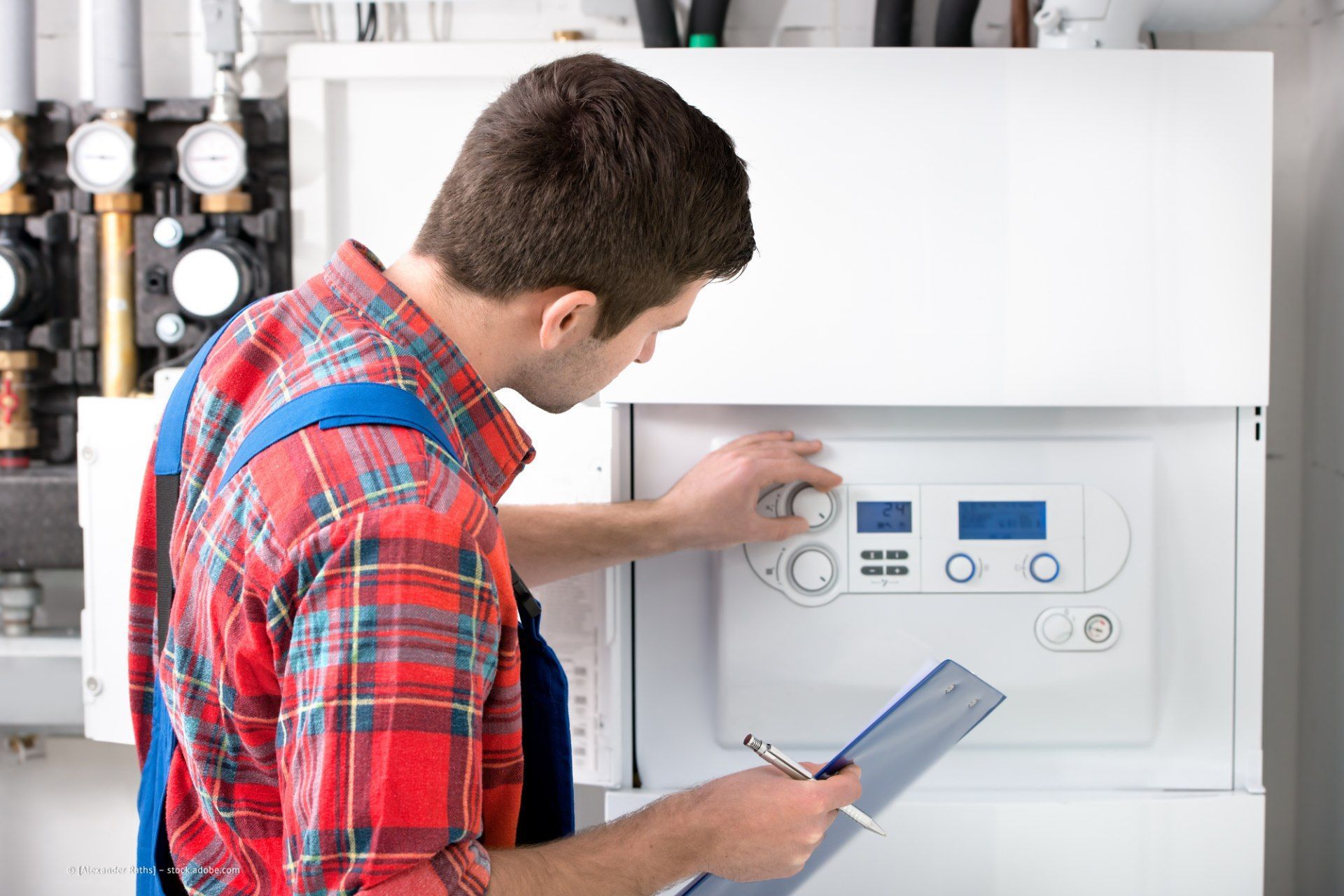 Mitarbeiter der Biber Wärme + Wasser GmbH installiert Heizung