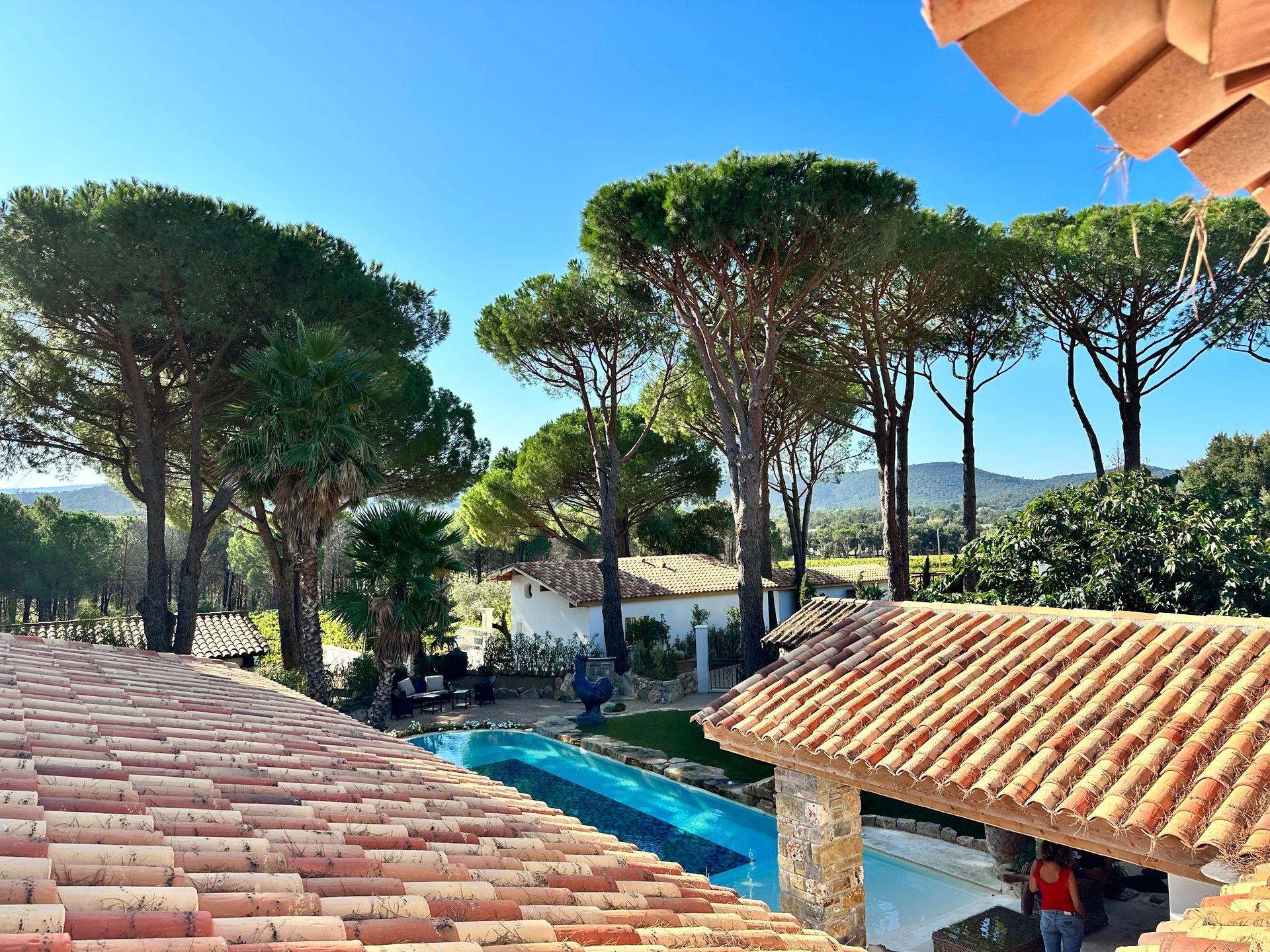 Un toit d'une villa avec une piscine creusée dans un jardin