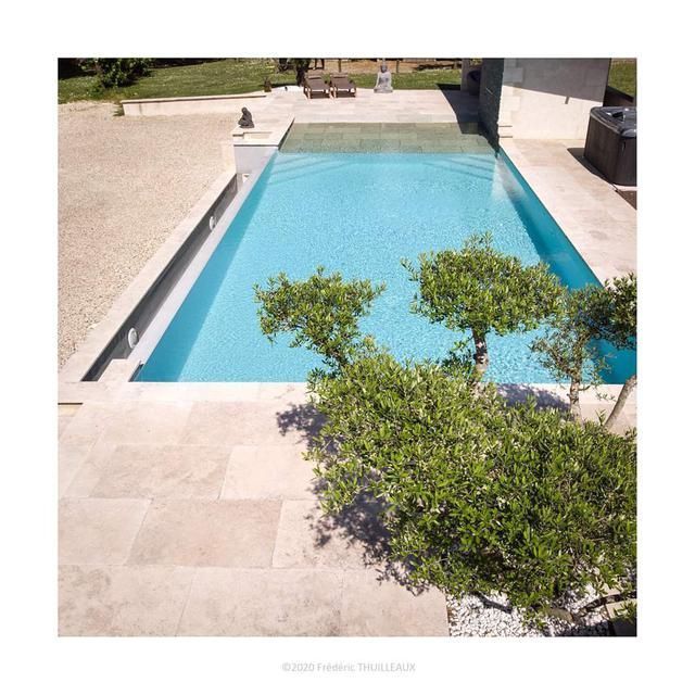 Piscine creusée avec des revêtements marron